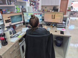 עמדת עבודה שלושה מסכים